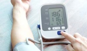 Un homme mesure son taux de glycémie à l'aide d'un appareil de mesure - l'affichage indique des valeurs trop élevées