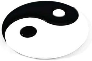 3-dimensionales Yin-Yang Symbol in Schwarz Weiß auf weißem Grund