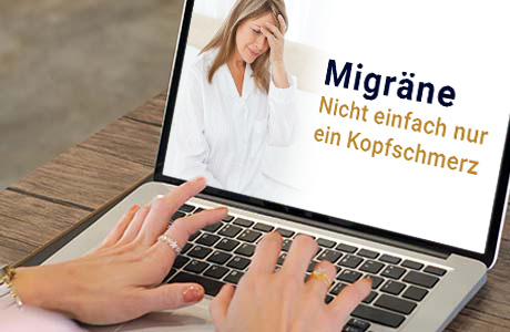 Frauenhände auf der Tastatur eines Laptops - auf dem Bildschirm ist eine Fachinformation zum Thema Kopfschmerzen zu sehen