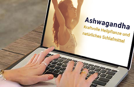 Frauenhände auf der Tastatur eines Laptops - auf dem Bildschirm ist eine Fachinformation zum Thema Ashwagandha zu sehen
